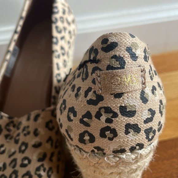 TOMS Cute. Comfortable in true TOMS fashion. Good for city street WALKING! - Picture 8 of 10